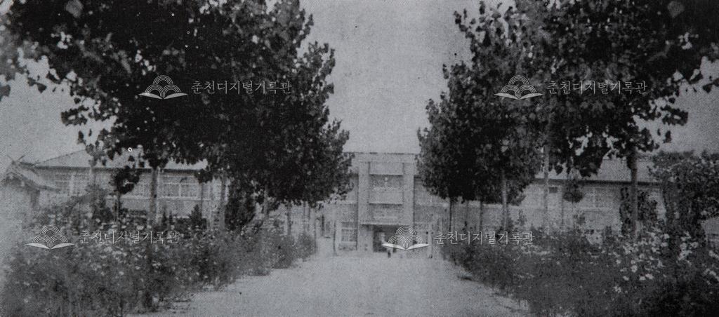 춘천초등학교 1944년 학교 정문 이미지