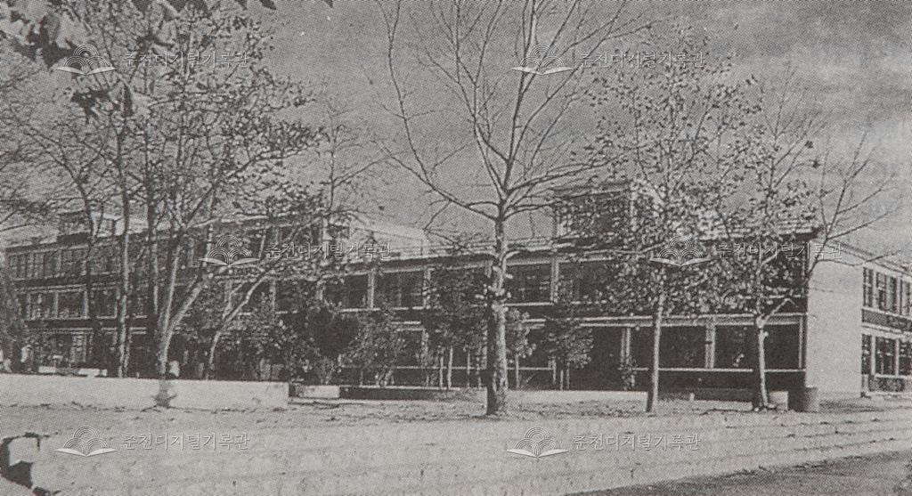 춘천초등학교 1972년 학교 전경 이미지