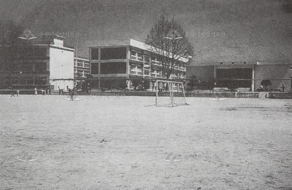 춘천초등학교 정면에서 바라본 신축된 배움의 전당(1990.11.10.) 이미지
