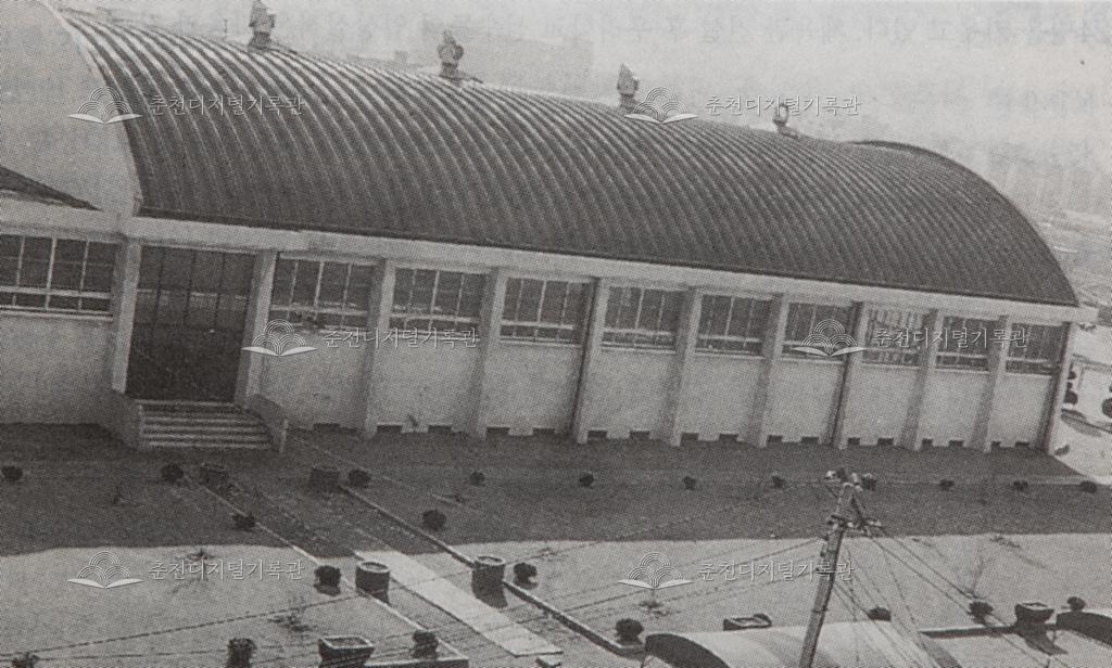 춘천초등학교 1984년 준공된 체조전용의 체육관 이미지