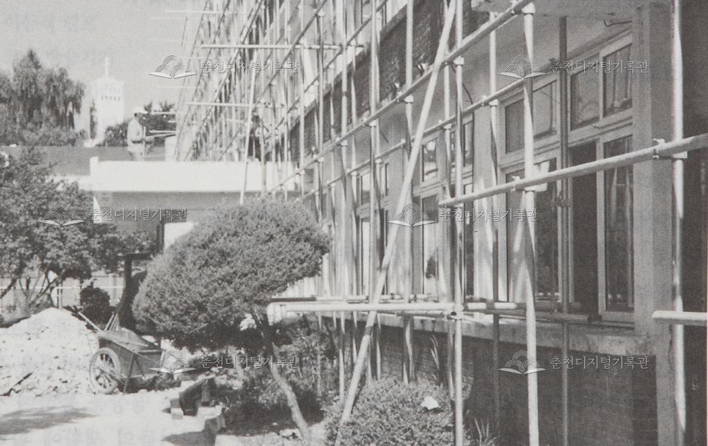 춘천초등학교 새로 단장되고 있는 본동 교사 이미지