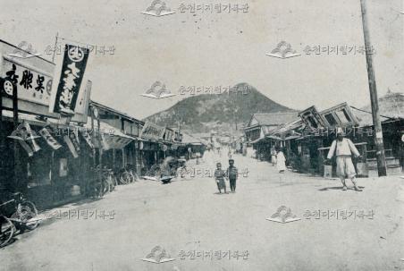 녹음의 춘천시가 및 봉의산 이미지