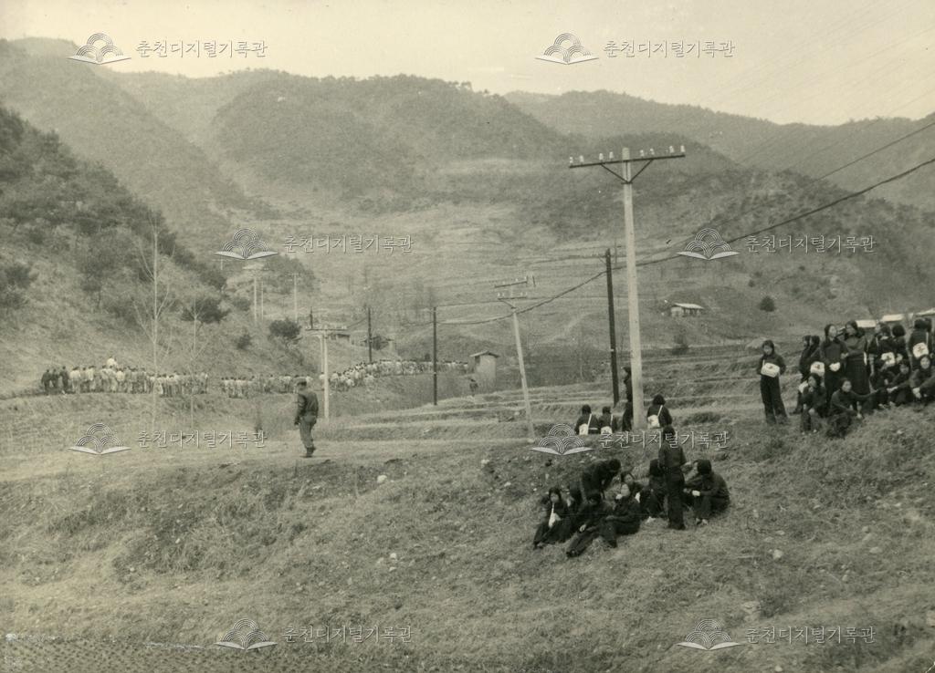 춘천농업고등학교 전교생 행군 광경 이미지