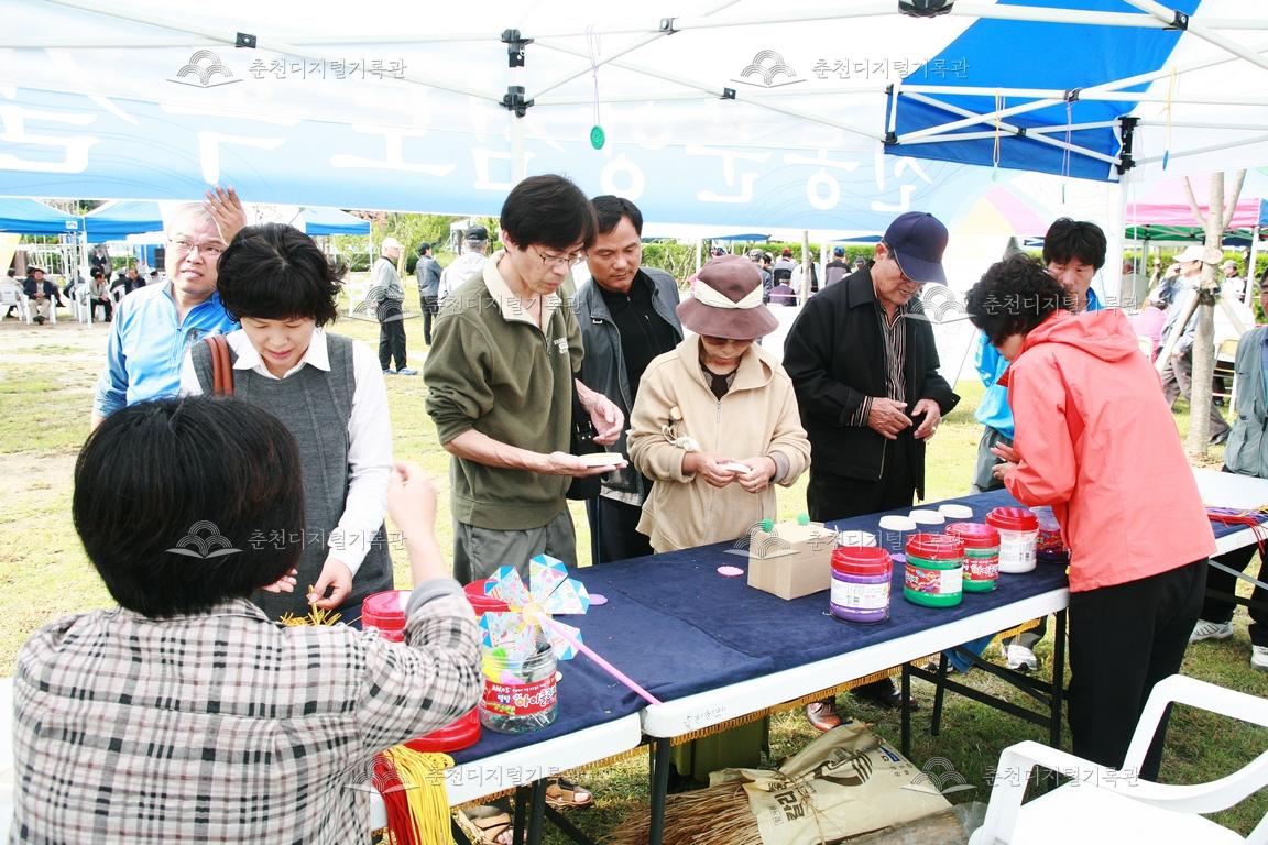 제32회 소양강문화제 전통 문양 점토 목걸이 만들기 체험 이미지