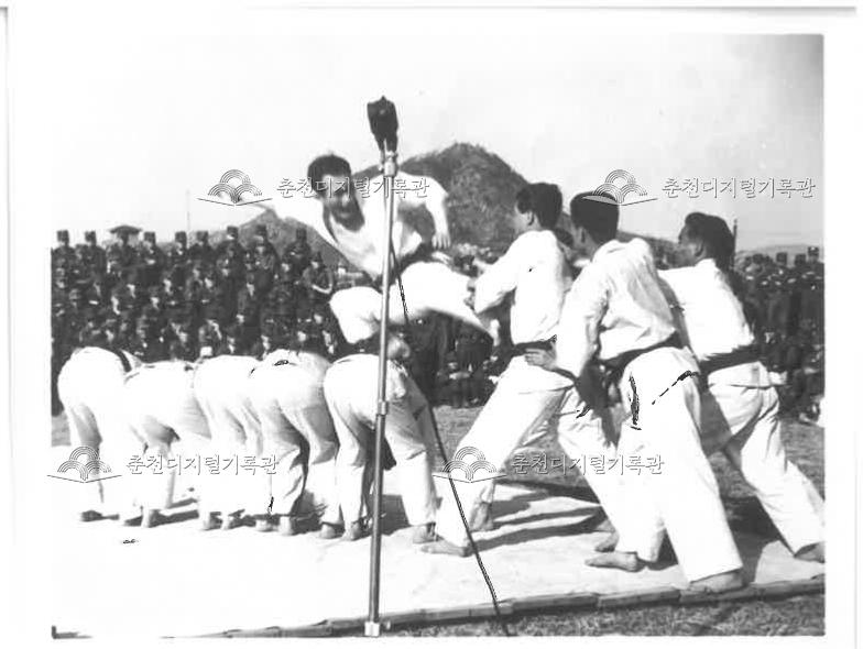 1960년 캠프페이지에서 선보인 시범 공연 이미지