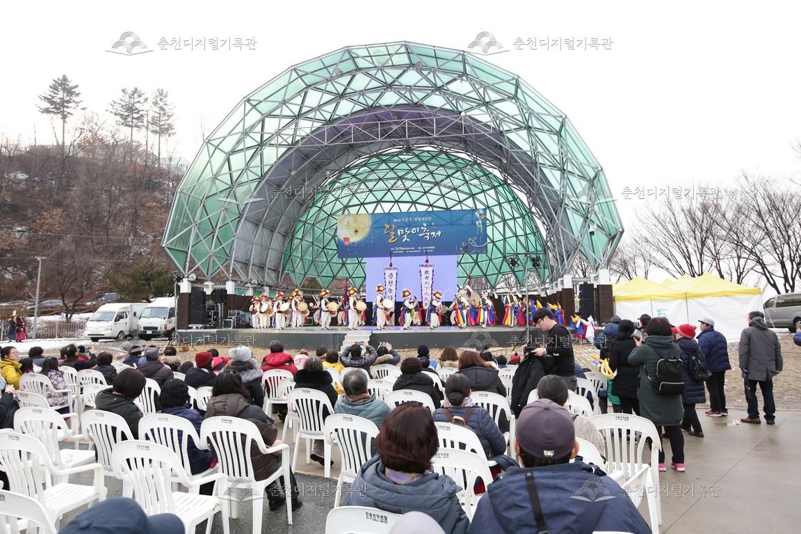 2019 정월대보름 달맞이축제 공연을 관람하는 시민들 이미지
