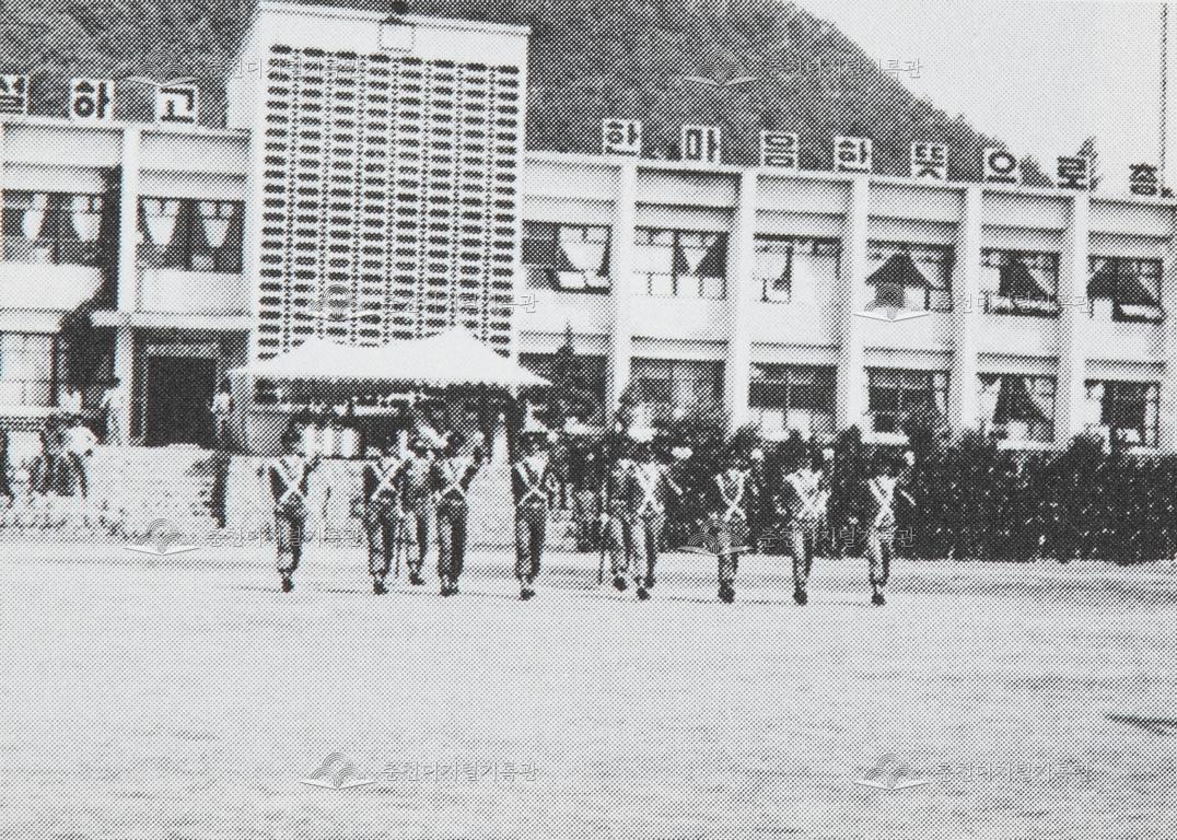 강원고등학교 교련 검열 이미지