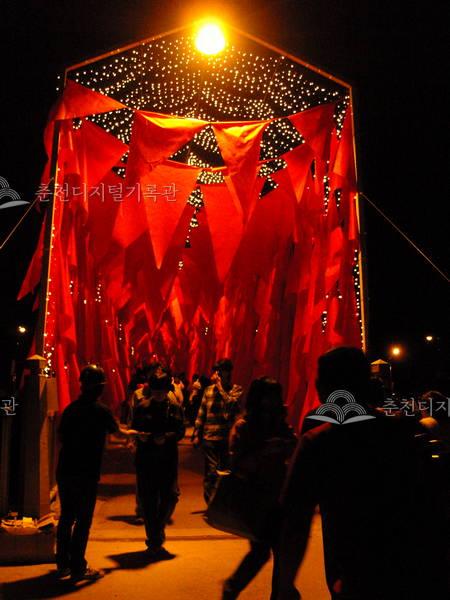 2008년 고슴도치섬에서 개최된 마임축제 입구 밤 풍경 이미지
