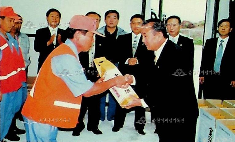 중추절 환경미화원 방문 이미지
