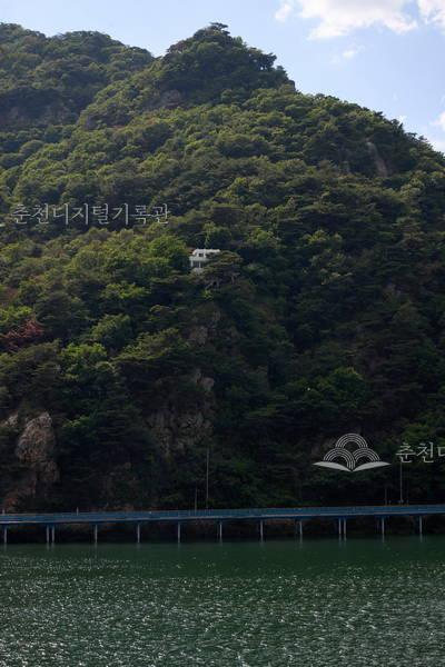 의암피암터널에서 바라 본 삼악산장의 모습 이미지