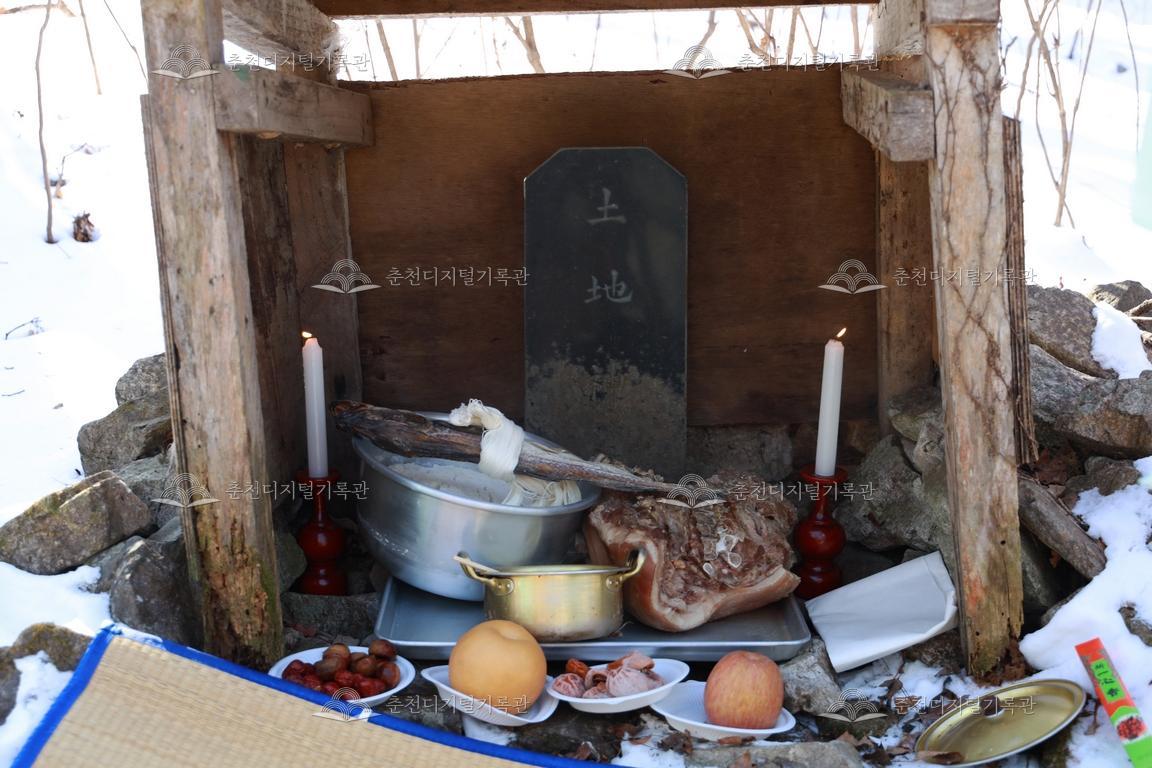 재궁동 산제당 중당에 차려진 제사 음식의 모습 이미지