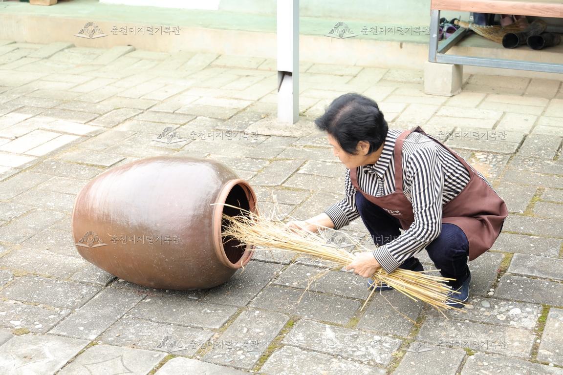 가정리 약주 만들기_항아리 소독 이미지
