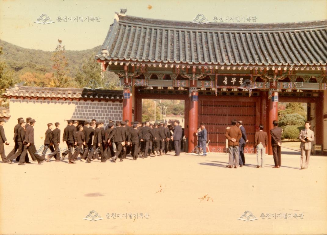 춘천농업고등학교 수학여행_현충사 충무문 앞 이미지