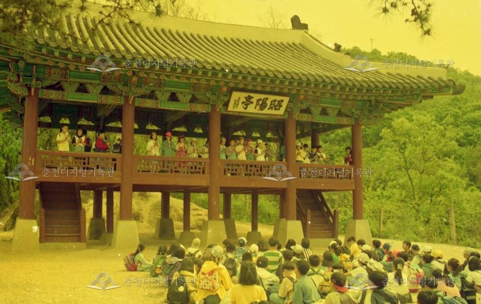 소양정에 현장 체험학습 온 학생들 모습 이미지