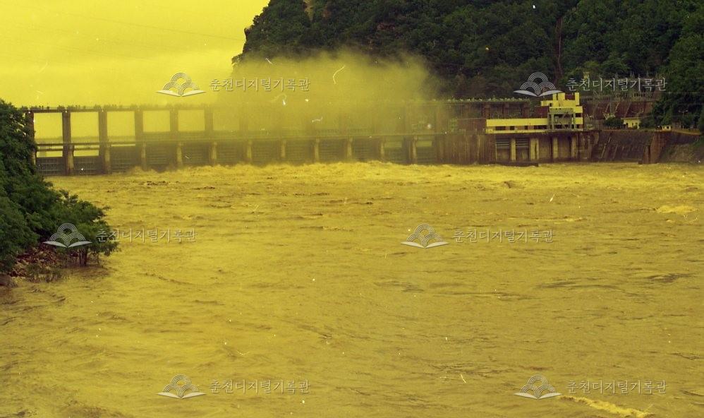 의암댐 방류 모습 이미지