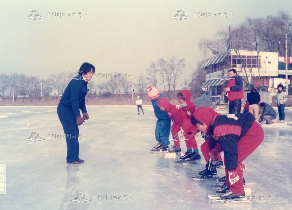 공지천 스케이트장에서 훈련하고 있는 춘천교대 부속국민학교 빙상부 선수들 이미지
