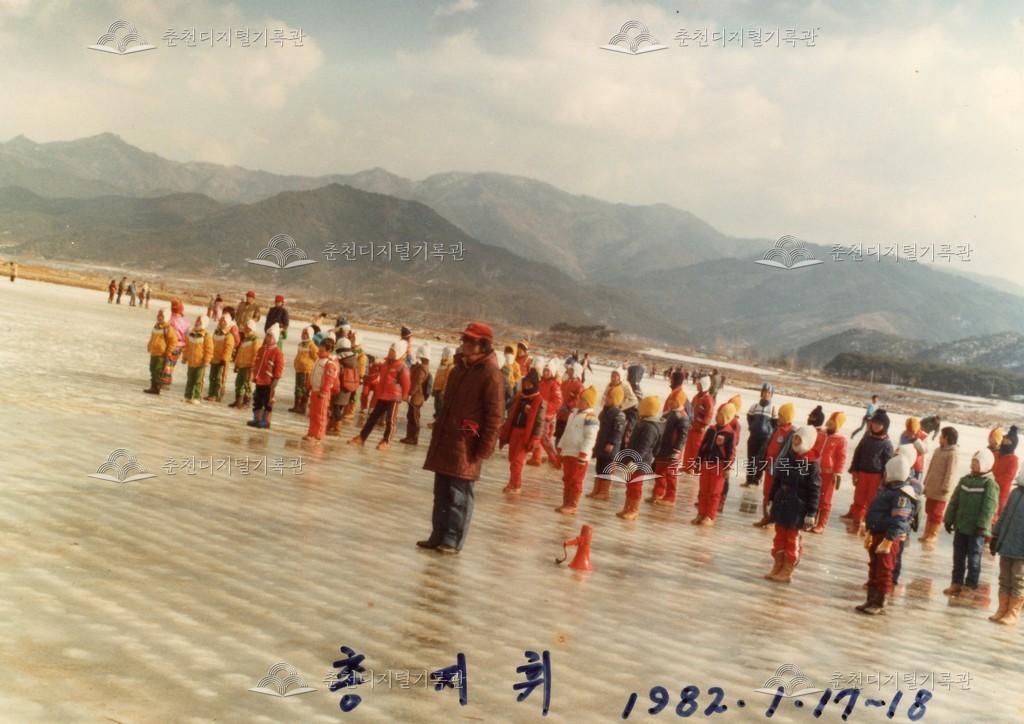 지내리 스케이트장에서 개최된 빙상대회 모습 이미지