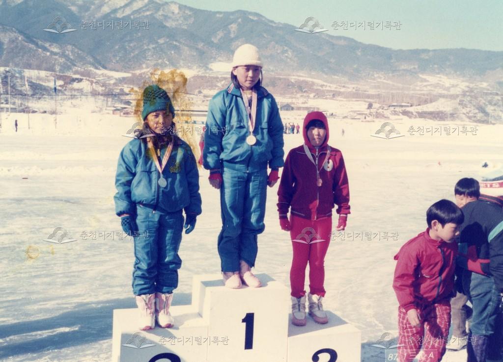 지내리 스케이트장에서 개최된 빙상대회의 시상식 장면 이미지