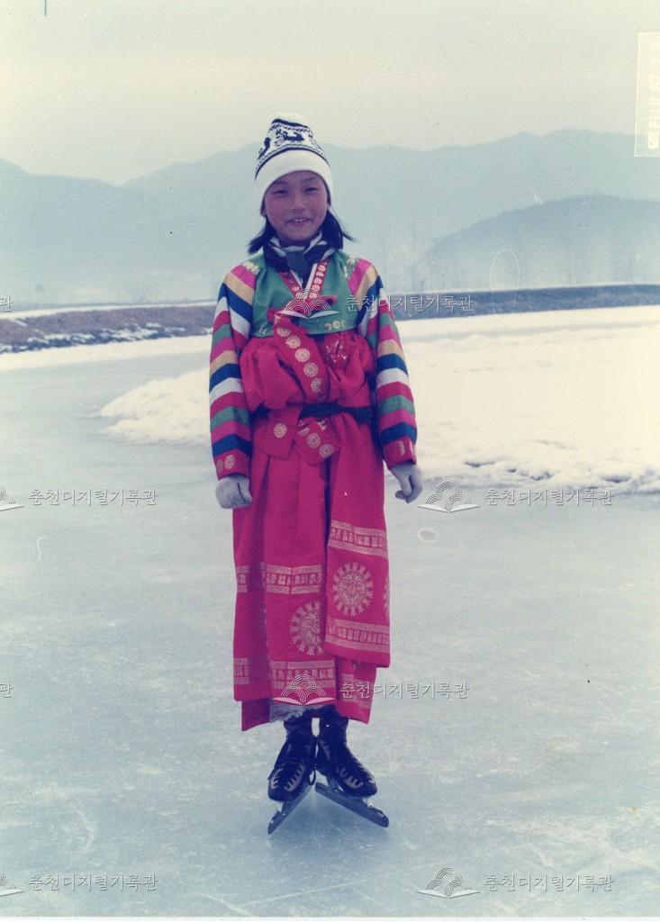 한복을 입고 스케이트를 타고 있는 정배영 선수 이미지